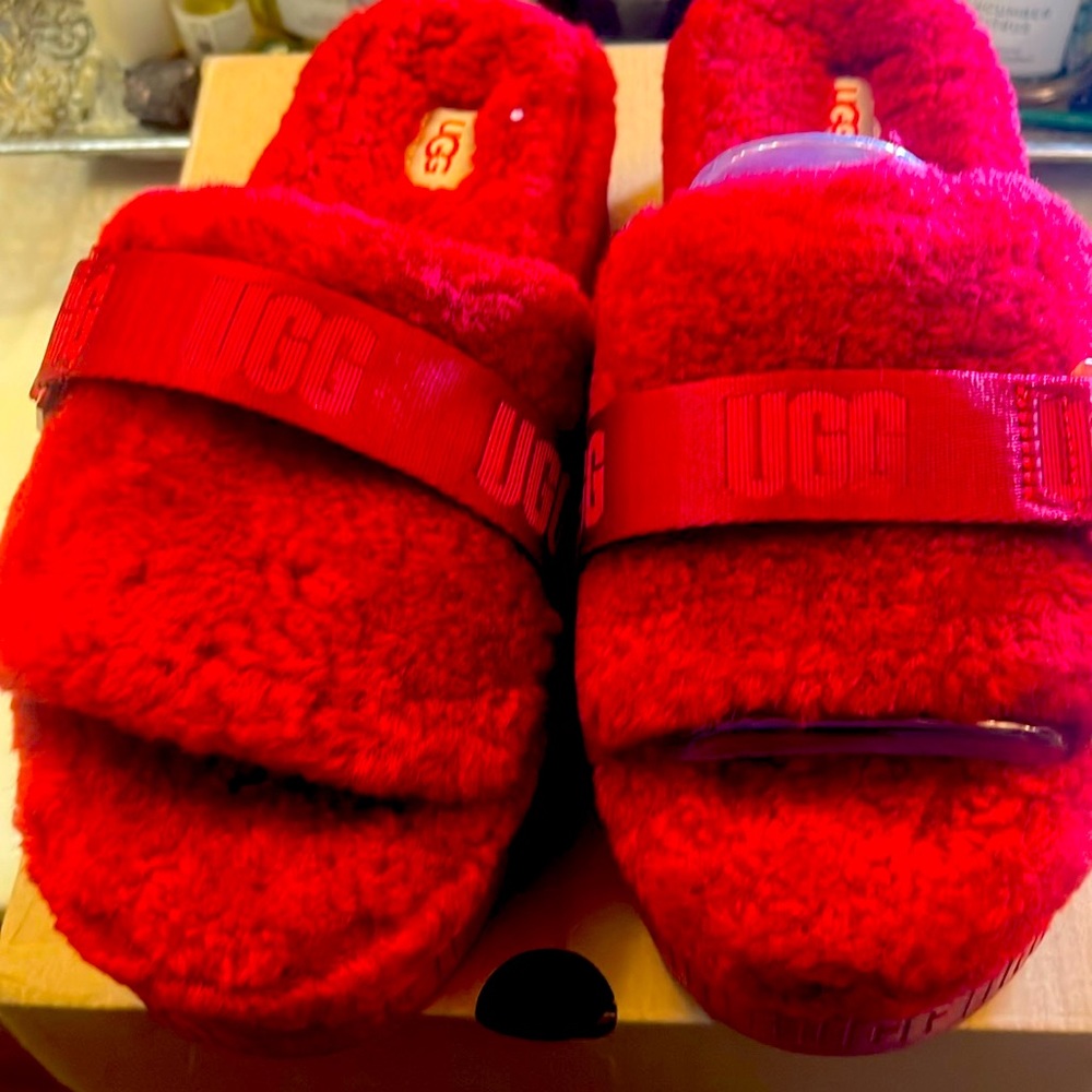 COPY - UGG Fluffita shearling clogs slides on size 9 m . Red